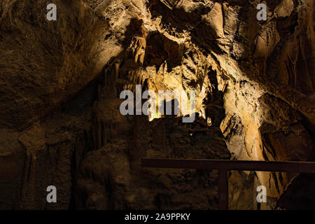 Resavska grotte, c'est 80 millions d'années. Formé par la rivière coulant dans le substrat calcaire. Des colonnes massives de stalagmites et stalactites Banque D'Images