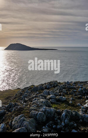 L'île de Bardsey, vu de Mynydd Mawr, près de Gwynedd, Pays de Galles, Aberdaron Banque D'Images