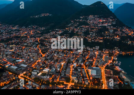 Drone aérien angle haut photo de nuit de la ville des lumières de rue par le lac monte salvatore à Lugano, Suisse Banque D'Images