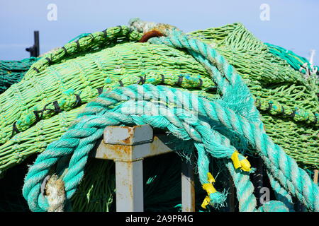 Corde colorée des filets de pêche dans un port Banque D'Images