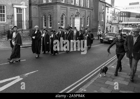 Dimanche du souvenir des commémorations et parade à la fois dans le centre-ville de Shrewsbury. Le maire de la ville de Shrewsbury, de dignitaires et de personnes locales vue ici. Banque D'Images