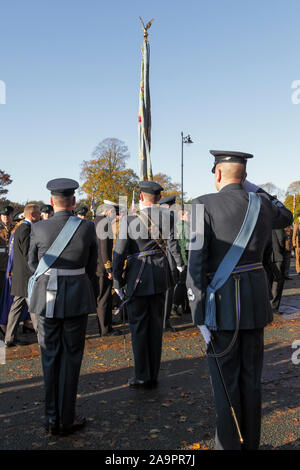 Dimanche du souvenir des commémorations et parade à la fois dans le centre-ville de Shrewsbury. Salutation de la RAF à l'extérieur de l'église St Tchad vue ici. Banque D'Images