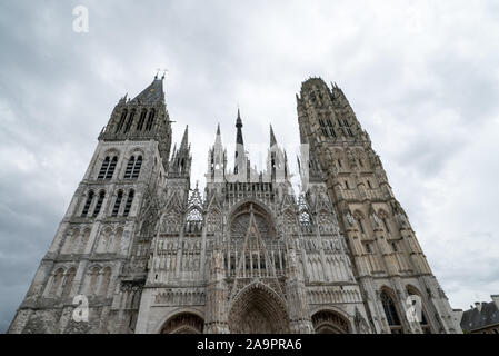 Rouen, Seine-Maritime / France - 12 août 2019 - Vue détaillée de la façade de la cathédrale de Rouen Banque D'Images