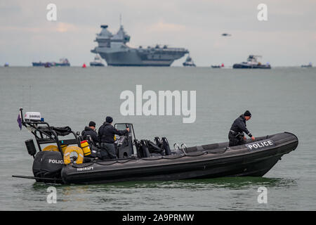 La Royal Navy, navire de guerre, le porte-avions HMS Prince de Galles (R09) a fait ses débuts à Portsmouth, Royaume-Uni le 16 novembre 2019, accueilli par des milliers de membres du public qui tapissent le bord de mer et entrée du port. Banque D'Images