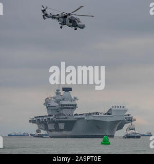 La Royal Navy, navire de guerre, le porte-avions HMS Prince de Galles (R09) a fait ses débuts à Portsmouth, Royaume-Uni le 16 novembre 2019, accueilli par des milliers de membres du public qui tapissent le bord de mer et entrée du port. Banque D'Images