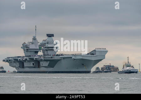 La Royal Navy, navire de guerre, le porte-avions HMS Prince de Galles (R09) a fait ses débuts à Portsmouth, Royaume-Uni le 16 novembre 2019, accueilli par des milliers de membres du public qui tapissent le bord de mer et entrée du port. Banque D'Images