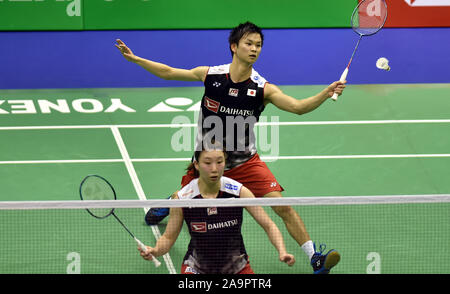 (191117) -- HONG KONG, le 17 novembre 2019 (Xinhua) -- Watanabe Yuta (R) /Higashino Arisa du Japon en compétition lors de la finale du contre il et compilation juste-Du Yue de la Chine à la BWF Hong Kong Open 2019 tournoi de badminton à Hong Kong, Chine, le 17 novembre 2019. (Xinhua/Lo Fai Ping) Banque D'Images