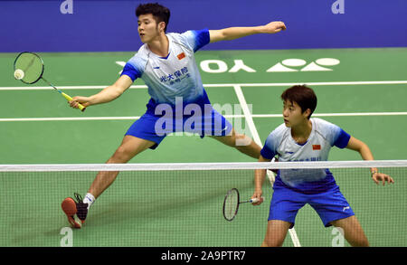 (191117) -- HONG KONG, le 17 novembre 2019 (Xinhua) -- il compilation juste-à-temps (L) et du Yue de la Chine au cours de la compétition finale du contre Watanabe Yuta/Higashino Arisa du Japon à la BWF Hong Kong Open 2019 tournoi de badminton à Hong Kong, Chine, le 17 novembre 2019. (Xinhua/Lo Fai Ping) Banque D'Images