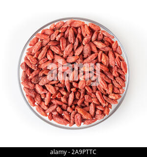 Baies de goji séchées dans un bol en verre isolé sur fond blanc avec clipping path Banque D'Images