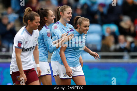 Manchester City's Géorgie célèbre Stanway (droite) équipes marquant ainsi son deuxième but contre West Ham, au cours de la FA Women's super match de championnat au stade de l'Académie, Manchester. Banque D'Images