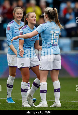 La ville de Manchester (centre) Stanway Géorgie fête marquant son deuxième but des équipes contre West Ham, au cours de la FA Women's super match de championnat au stade de l'Académie, Manchester. Banque D'Images