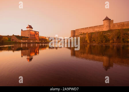 Crépuscule d'octobre à la frontière de la rivière Narva. La frontière de l'Estonie et la Russie Banque D'Images