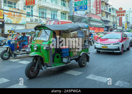 BANGKOK, THAÏLANDE - 04 janvier, 2019 : un tuk-tuk chargés sur une rue de la ville dans le quartier chinois Banque D'Images