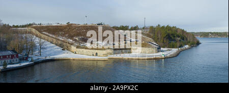 Panorama des fortifications côtières de l'ancien fort Oscar-Fredricksbor sur un matin de mars. L'archipel de Stockholm, Suède Banque D'Images