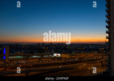 Vue sur le coucher du soleil Ciel d'immeuble dans Dockands, Melbourne, Victoria, Australie Banque D'Images