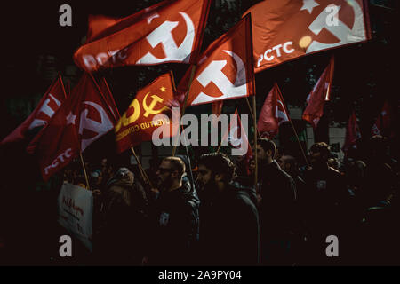 Barcelone, Espagne. 17 novembre, 2019. Les manifestants communistes avec leur brandissant des drapeaux mars pour protester contre le 'Llei Aragones" (loi Aragones), nommé d'après le vice-président et ministre de l'économie catalane Pere Aragones, qui ouvre des portes aux privatisations dans le secteur public de l'éducation, de la santé et des services. Credit : Matthias Rickenbach/Alamy Live News Banque D'Images