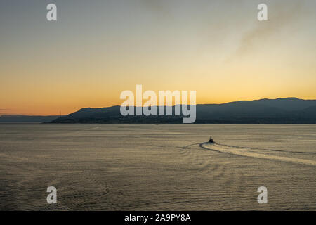 Lever du soleil au port de Messine avec soleil au-dessus des montagnes de Calabre, Italie Banque D'Images