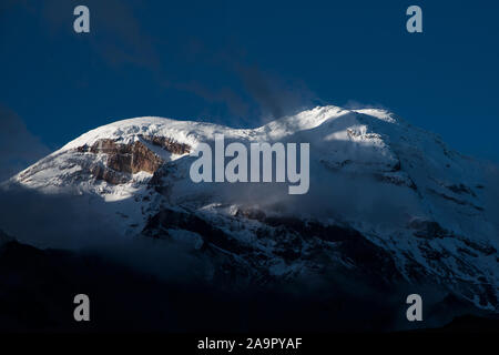 6263 mètres de haut, recouverte de glace volcan Chimborazo est le plus haut sommet de l'Équateur. Banque D'Images