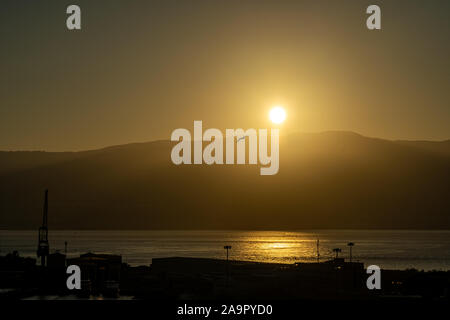 Lever du soleil au port de Messine avec soleil au-dessus des montagnes de Calabre, Italie Banque D'Images