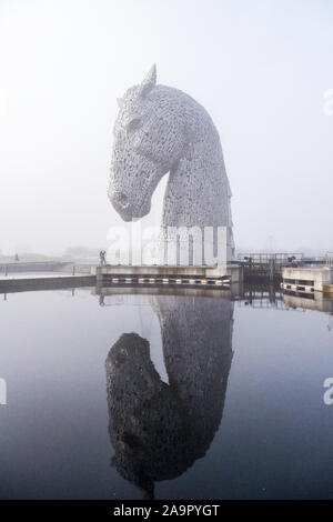 Les Kelpies - une sculpture de deux chevaux à l'entrée de la Forth and Clyde Canal à l'Hélix Park près de Falkirk, Ecosse Banque D'Images