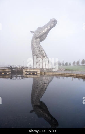 Les Kelpies - une sculpture de deux chevaux à l'entrée de la Forth and Clyde Canal à l'Hélix Park près de Falkirk, Ecosse Banque D'Images