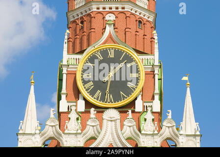 Сhiming horloge de la tour Spasskaya close-up sur une journée ensoleillée. Kremlin de Moscou, Russie Banque D'Images