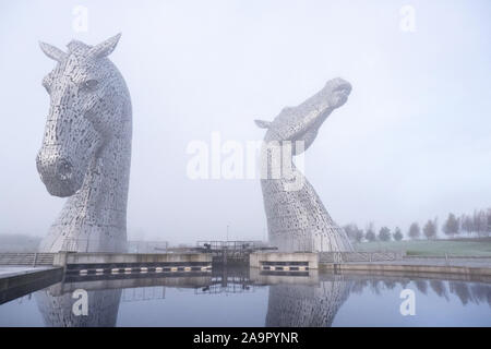 Les Kelpies - une sculpture de deux chevaux à l'entrée de la Forth and Clyde Canal à l'Hélix Park près de Falkirk, Ecosse Banque D'Images