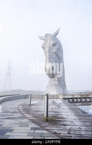 Les Kelpies - une sculpture de deux chevaux à l'entrée de la Forth and Clyde Canal à l'Hélix Park près de Falkirk, Ecosse Banque D'Images