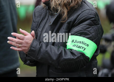 Une personne portant un juge 4 bras Harry applaudit bande comme un convoi de motos fait son chemin à travers le village de Charlton en suivant Harry Dunn's last ride comme un hommage à l'adolescent qui est mort lorsque sa moto a été impliqué dans une collision frontale près de RAF Croughton, Northamptonshire, en août. Banque D'Images