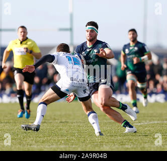 L'Sportsground, Galway, Connacht, en Irlande. 17 novembre, 2019. European Rugby Champions Cup, Connacht contre Montpellier ; Tom Daly (Connacht) en contact avec Anthony Bouthier (Montpellier) - usage éditorial : Action Crédit Plus Sport/Alamy Live News Banque D'Images