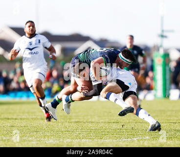 L'Sportsground, Galway, Connacht, en Irlande. 17 novembre, 2019. European Rugby Champions Cup, Connacht contre Montpellier ; Anthony Bouthier (Montpellier) arrête Tom Daly's advance - usage éditorial : Action Crédit Plus Sport/Alamy Live News Banque D'Images