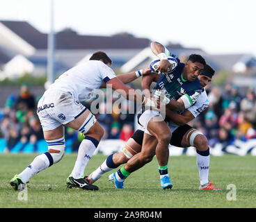 L'Sportsground, Galway, Connacht, en Irlande. 17 novembre, 2019. European Rugby Champions Cup, Connacht contre Montpellier ; Bundee Aki porte le ballon en avant pour le Connacht - usage éditorial : Action Crédit Plus Sport/Alamy Live News Banque D'Images