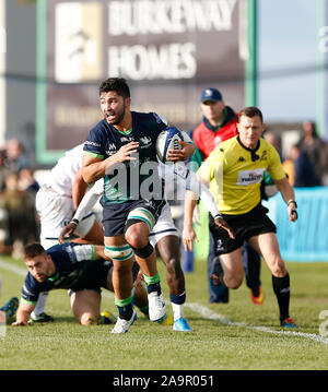 L'Sportsground, Galway, Connacht, en Irlande. 17 novembre, 2019. European Rugby Champions Cup, Connacht contre Montpellier ; Colby Fainga'a va sur un attaquant pour exécuter le Connacht - usage éditorial : Action Crédit Plus Sport/Alamy Live News Banque D'Images