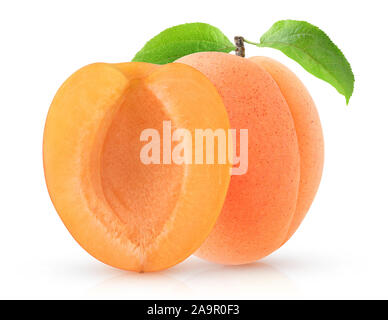 Abricots isolés. Un ensemble de fruits abricot et demi isolé sur fond blanc avec clipping path Banque D'Images