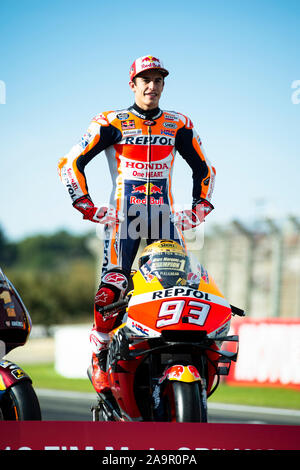 Contrôle du circuit Ricardo Tormo, à Valence, Espagne. 17 novembre, 2019. Le jour de la course de Valence, MotoGP MotoGP ; champion du monde Marc Márquez de la MotoGP Repsol Honda Team pose pendant la Champions 2019 - Photo Credit : utilisation éditoriale Plus Sport Action/Alamy Live News Banque D'Images