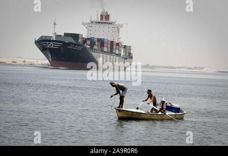 Beijing, Chine. 17 novembre 2019. Un cargo franchit le canal de Suez en Égypte, le 26 juillet 2010. L'Autorité du Canal de Suez (SCA) a célébré le dimanche le 150e anniversaire de l'ouverture du canal de Suez à la navigation internationale. Le canal de Suez est une voie navigable artificielle du niveau de la mer en Egypte, reliant la mer Méditerranée et la mer Rouge. Il a été ouvert à la navigation en novembre 1869 après 10 années de construction. entre l'Europe et l'Asie du Sud sans la navigation autour de l'Afrique, t Credit : Xinhua/Alamy Live News Banque D'Images