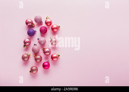 Les petites boules de Noël rose sur fond rose Banque D'Images