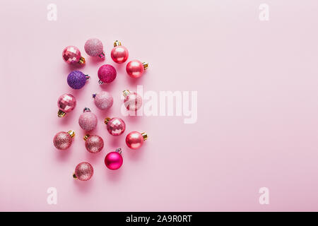 Les petites boules de Noël rose sur fond rose Banque D'Images