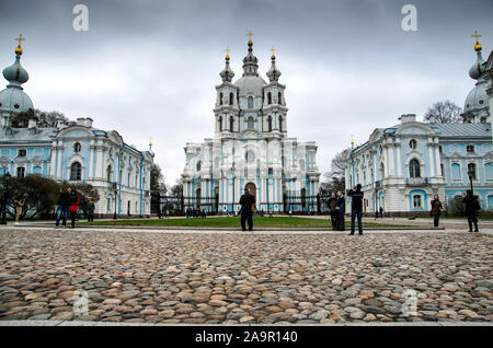 PETERSBOURG, RUSSIE-2 mai 2015 : la cathédrale de Smolny a été construite en 1748-1764, et plus de 50,000 piles de bois ont été nécessaires pour sécuriser la fondation en marécage Banque D'Images