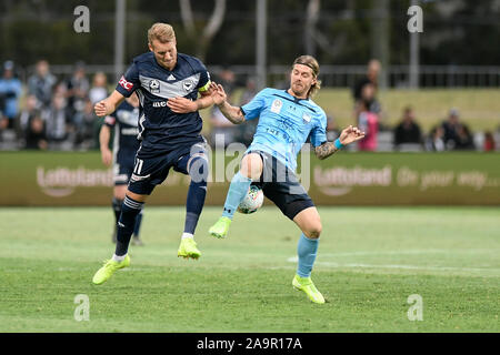 Sydney, Australie. 17 novembre 2019. Une Ligue de football, Club de Football de Sydney et Melbourne Victory ; Ola Toivonen de Melbourne Victory et Luc Brattan de Sydney en concurrence pour la balle Plus Sport Action Crédit : Images/Alamy Live News Banque D'Images