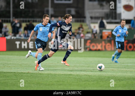 Sydney, Australie. 17 novembre 2019. Une Ligue de football, Club de Football de Sydney et Melbourne Victory ; Josh Espoir de Melbourne Victory breakes passé Brandon O'Neill de Sydney : Action Crédit Plus Sport Images/Alamy Live News Banque D'Images