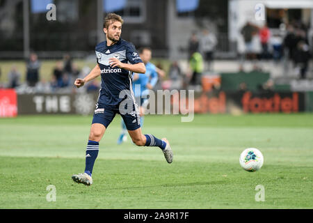 Sydney, Australie. 17 novembre 2019. Une Ligue de football, Club de Football de Sydney et Melbourne Victory ; Jakob Poulsen de Melbourne Victory cherche les options de sortie : Action Crédit Plus Sport Images/Alamy Live News Banque D'Images