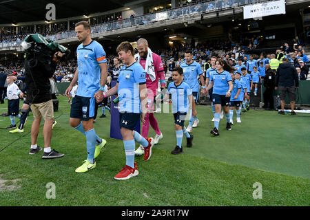 Sydney, Australie. 17 novembre 2019. Une Ligue de football, Club de Football de Sydney et Melbourne Victory ; Alex Wilkinson de Sydney mène son équipe sur le terrain d'Action Crédit : Plus de Sports/Alamy Live News Banque D'Images