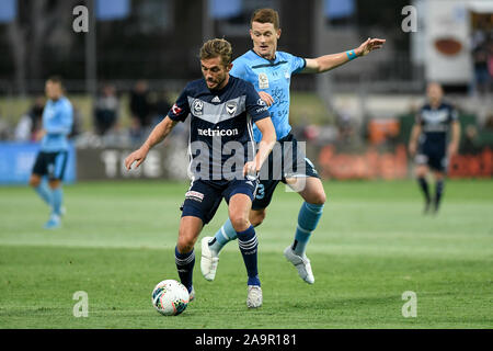 Sydney, Australie. 17 novembre 2019. Une Ligue de football, Club de Football de Sydney et Melbourne Victory ; Jakob Poulsen de Melbourne Victory protège la balle de Brandon O'Neill de Sydney : Action Crédit Plus Sport Images/Alamy Live News Banque D'Images