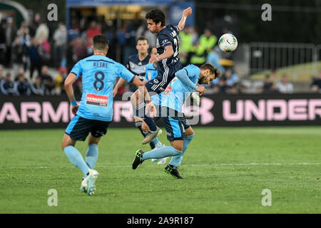 Sydney, Australie. 17 novembre 2019. Une Ligue de football, Club de Football de Sydney et Melbourne Victory ; Brandon Lauton de Melbourne Victory défis pour la balle avec Milos Ninkovic Crédit de Sydney : Action Plus Sport Images/Alamy Live News Banque D'Images