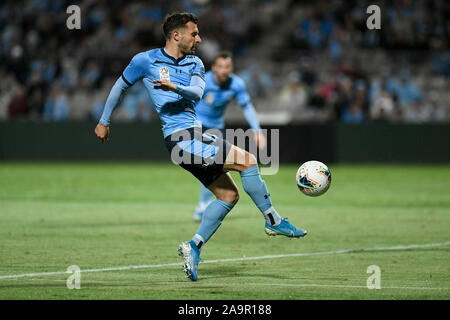 Sydney, Australie. 17 novembre 2019. Une Ligue de football, Club de Football de Sydney et Melbourne Victory ; Kosta Barbarouses de Sydney prend un tir au but d'Action Crédit : Plus de Sports/Alamy Live News Banque D'Images