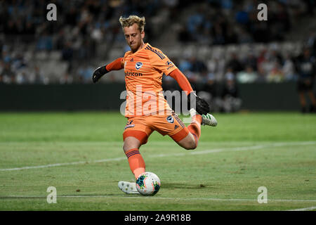 Sydney, Australie. 17 novembre 2019. Une Ligue de football, Club de Football de Sydney et Melbourne Victory ; Lawrence Thomas de Melbourne Victory efface la balle vers longue Action Crédit : Plus de Sports/Alamy Live News Banque D'Images