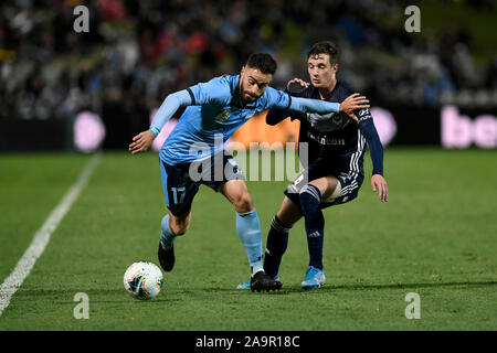 Sydney, Australie. 17 novembre 2019. Une Ligue de football, Club de Football de Sydney et Melbourne Victory ; Anthony Caceres de Sydney est titulaire au large de James Donachie de Melbourne Victory : Action Crédit Plus Sport Images/Alamy Live News Banque D'Images