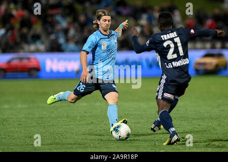 Sydney, Australie. 17 novembre 2019. Une Ligue de football, Club de Football de Sydney et Melbourne Victory ; Luc Brattan de Sydney et Adama Traoré de Melbourne Victory Challenge pour la balle Plus Sport Action Crédit : Images/Alamy Live News Banque D'Images