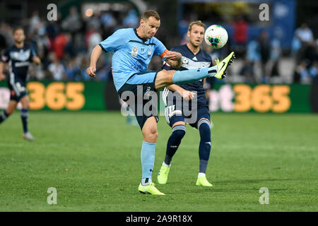 Sydney, Australie. 17 novembre 2019. Une Ligue de football, Club de Football de Sydney et Melbourne Victory ; Alex Wilkinson de Sydney efface la balle de danger : Action Crédit Plus Sport Images/Alamy Live News Banque D'Images